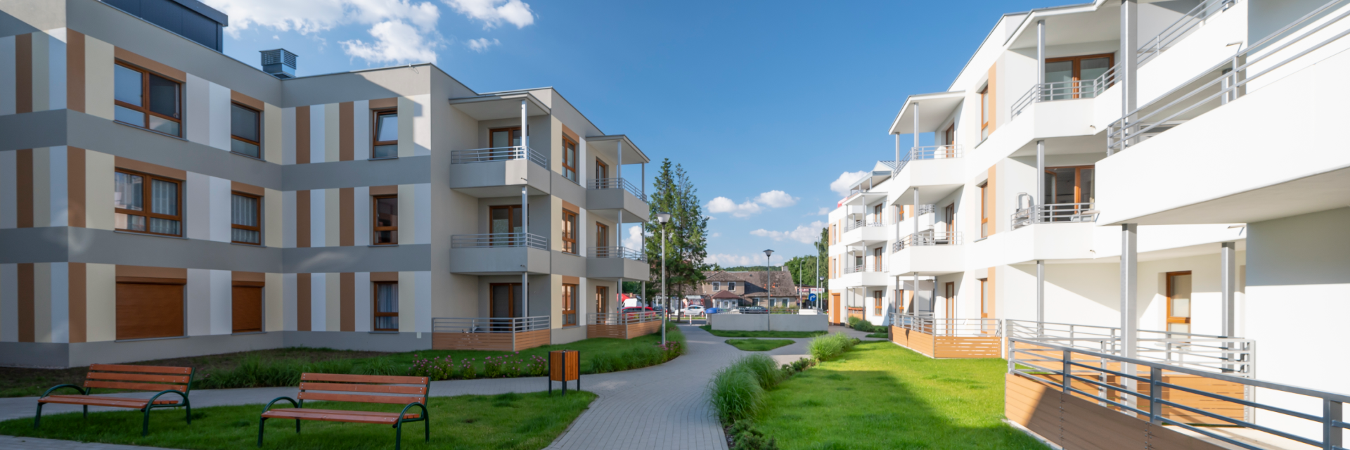 Nowoczesna architektura, niska zabudowa i urządzona zieleń